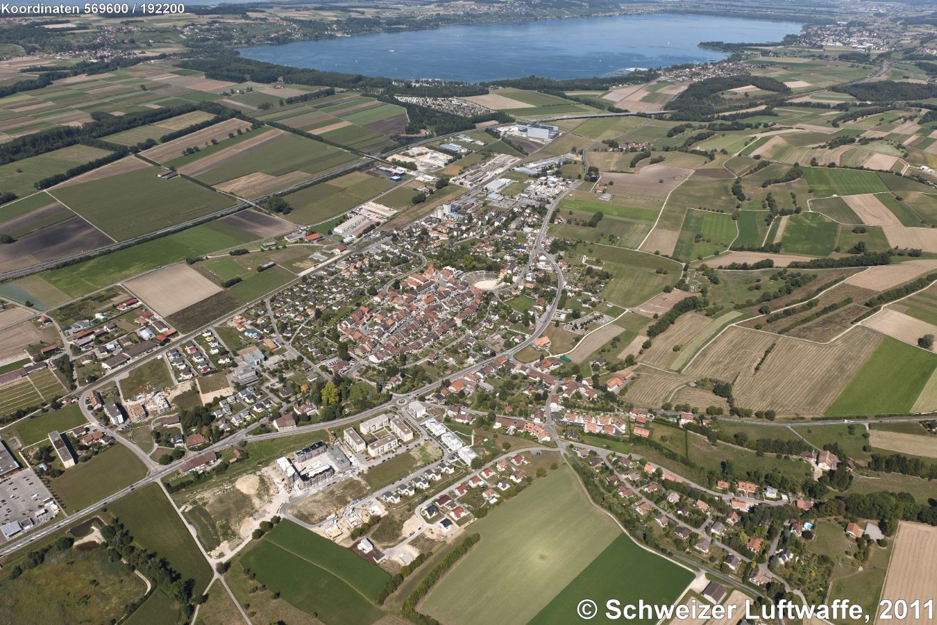 Avenches (Aventicum), Altstadt mit römischem Amphitheater; Murtensee